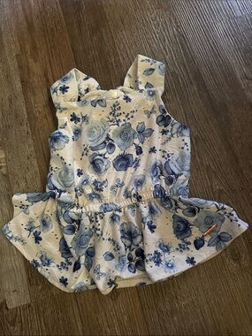 𓇢𓆸 Girls White Top with Blue Floral Print